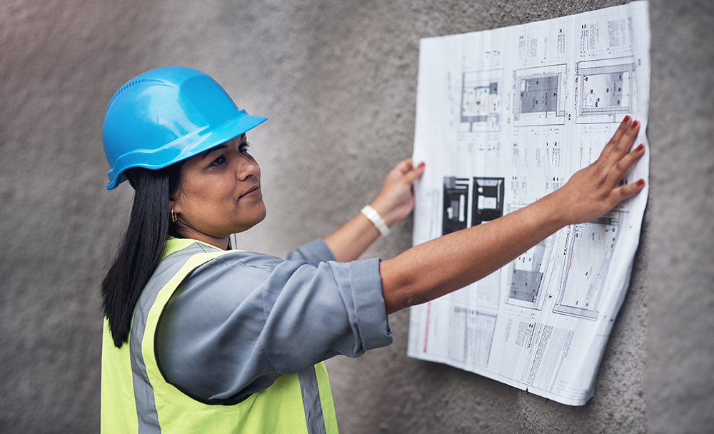 General contractor explaining project details and timeline to homeowner during contractor selection consultation